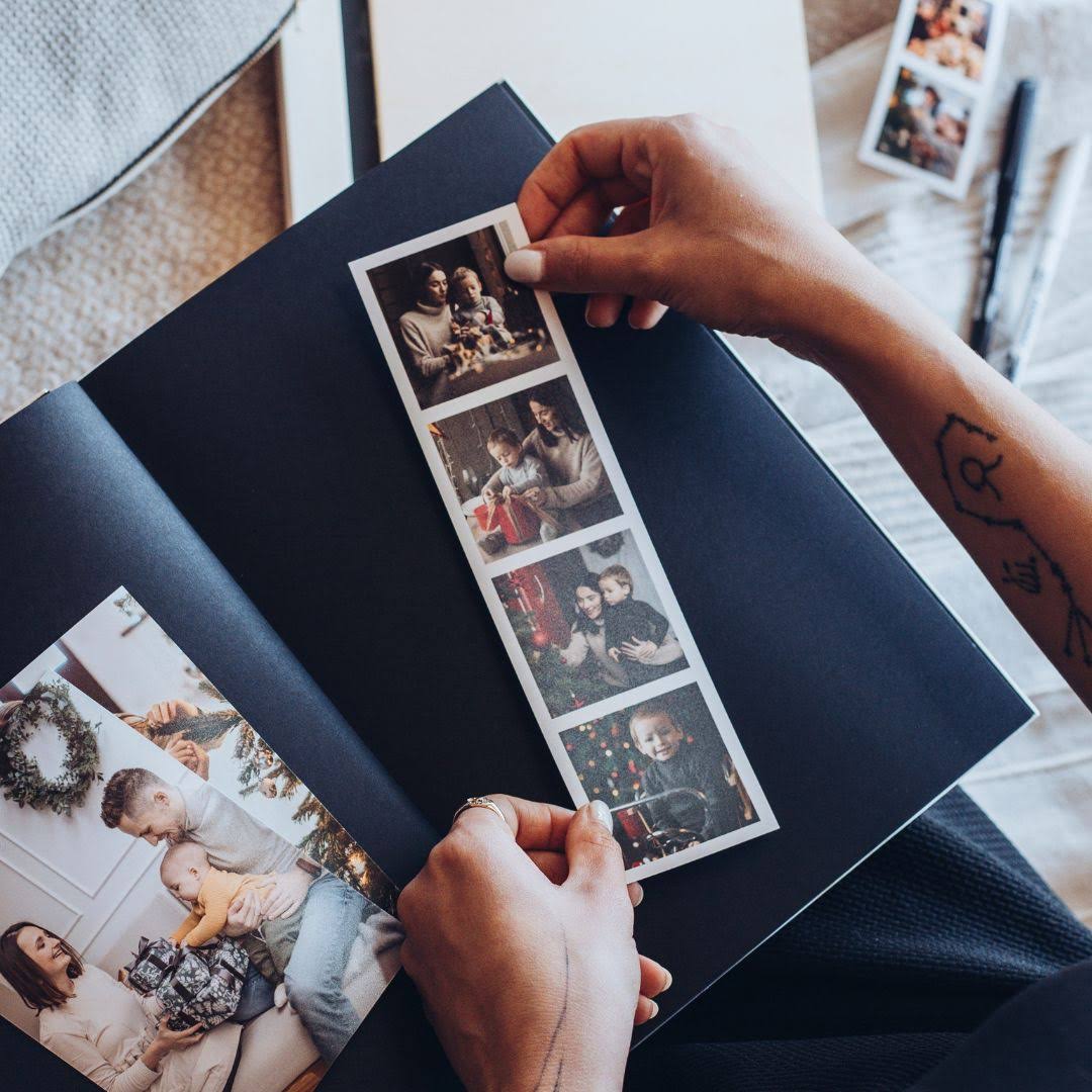 Nalepenie fotografií do fotoalbumu